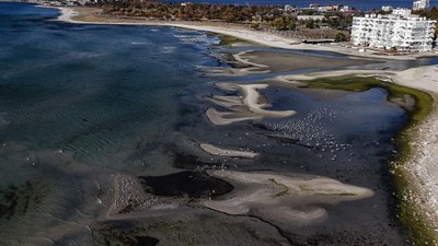 İstanbul'da deniz suyu çekildi