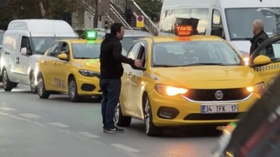 Beyoğlu'nda taksi durmayınca çılgına döndü: Aracın aynasını kırdı