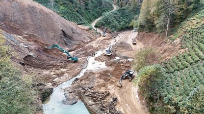 Rize'de heyelanlı bölgeden bin 800 kamyon toprak taşındı