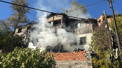 Karabük'te çöp evden alevler yükseldi