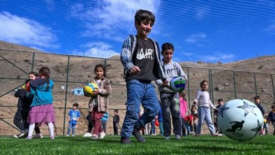 Van'da halı saha kirlenmesin diye ayakkabılarını çıkaran çocuklara hediye sürprizi