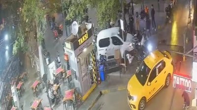 İzmir'de polisten kaçan sürücü, motosikletleri ezdi