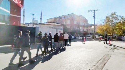 Balıkesir'de 23 düzensiz göçmen ile 2 insan kaçakçısı yakalandı