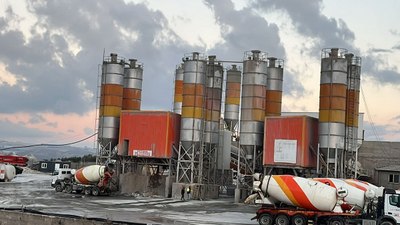 Kocaeli'de 19 yaşındaki işçi beton karışımı makinesine düştü