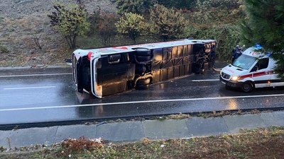 Esenler’de yolcu otobüsü devrildi: 2 ölü 15 yaralı