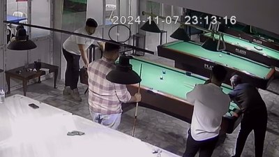 Hatay’da kafasına gelen bilardo topu bayılttı: Arkadaşları kahkahaya boğuldu