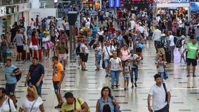 Antalya, sezon sonuna rağmen hava yoluyla günde 30 bin turist ağırlıyor