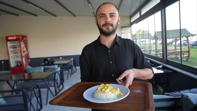 Kocaeli'de üniversite öğrencisi, pilav dükkanıyla geçimini sağlıyor