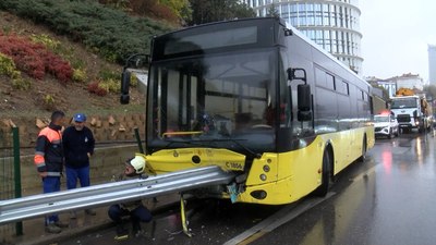 İstanbul'da İETT otobüsü bariyere saplandı