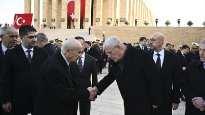 Devlet Bahçeli ve Müsavat Dervişoğlu Anıtkabir'de tokalaştı