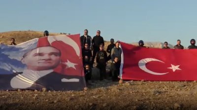 Şırnak'ta Cudi Dağı eteklerinde Atatürk posteri açtılar