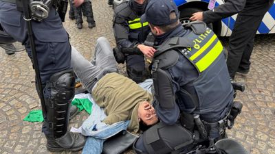 Hollanda'da Filistin destekçilerine sert polis müdahalesi