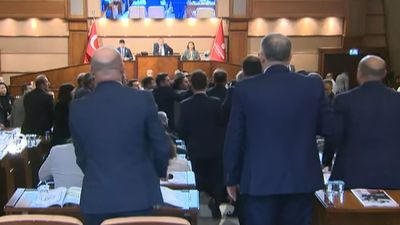 İBB Meclisi'nde kavga çıktı: Yumruk yumruğa birbirlerine girdiler