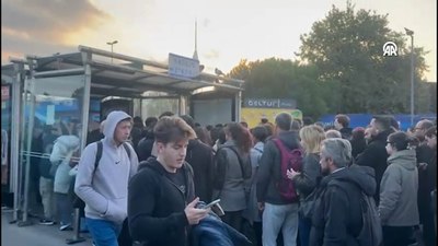 İstanbul'da bazı metrobüs duraklarında yolcu yoğunluğu