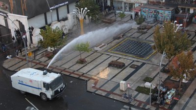 Batman'da gençler TOMA'nın takıldığı taşları temizledi