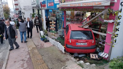 Samsun'da otomobil çiçekçiye daldı