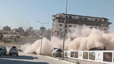 Hatay'da ağır hasarlı bina yerle bir oldu