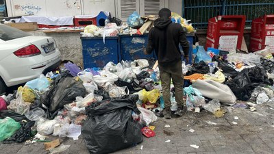 İzmir'de grevin ikinci gününde sokaklarda çöp yığınları oluştu