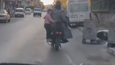 Adana'da motosiklet üzerinde tehlikeli yolculuk