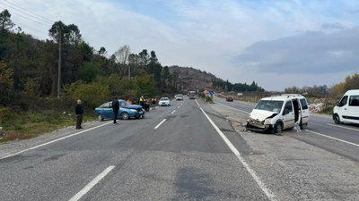 Bartın'da hafif ticari araçla otomobil çarpıştı: 7 yaralı