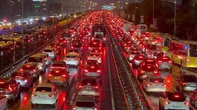 İstanbul'da trafik yoğunluğu yaşanıyor