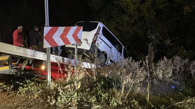 Bursa'da minibüs dere yatağına uçtu