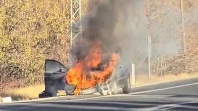 Elazığ'da seyir halindeki otomobilde yangın