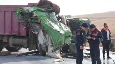 Konya'da karşı şeride geçen kamyon başka bir kamyonla çarpıştı: 2 ölü