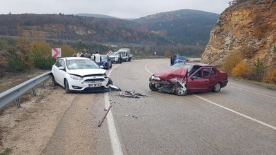 Karabük'te iki otomobil çarpıştı: 8 yaralı