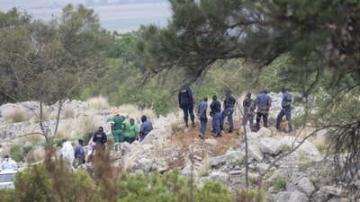 Güney Afrika'da kaçak madenci krizi: Aç ve susuz madene hapsedildiler