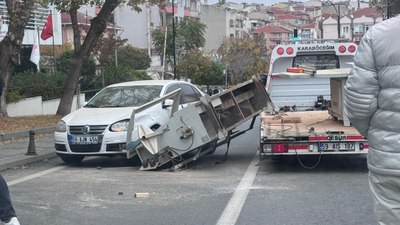 Tekirdağ'da kamyonetteki bıçkı makinesi otomobilin üzerine düştü