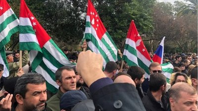 Abhazya’da parlamentoya girmeye çalışan protestoculara müdahale