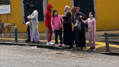 İzmir'de sağanak yağış etkili oldu