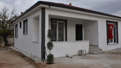 Kırıkkale'de evleri yanan engelli kardeşler, yeni yuvalarında