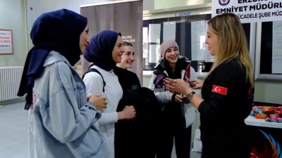 Erzurum'da polis, öğrencileri terör örgütleri konusunda bilgilendiriyor