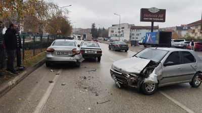 Bursa'da 3 araç birbirine girdi: 3 yaralı