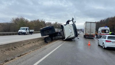 Karabük'te su kanalına giren tır devrildi: 1 yaralı