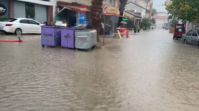 İzmir'de sağanak yağış: Çeşme'de yollar göle döndü