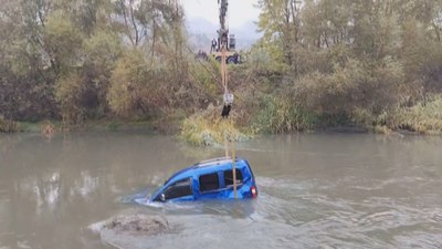 Amasya'da yolan çıkan araç nehre uçtu