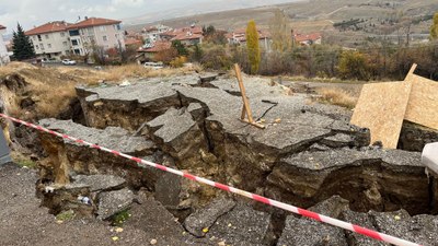 Ankara'da inşaat kazısında toprak kaydı, yanındaki 10 katlı bina tahliye edildi