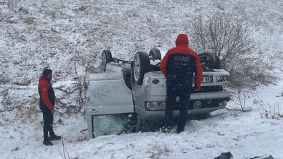 Ardahan'da 2 otomobil çarpıştı: 8 yaralı