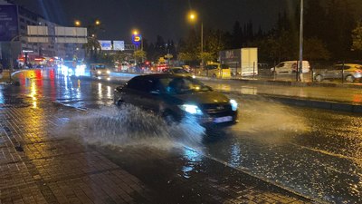 Antalya'da sağanak yağış etkili oldu