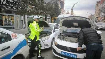 Kars'ta yolda kalan ailenin imdadına polis koştu