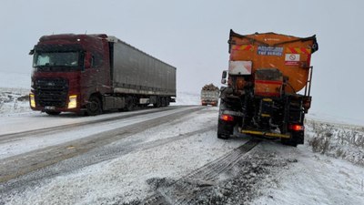 Ardahan'da kar yağışı sürücüleri zorluyor