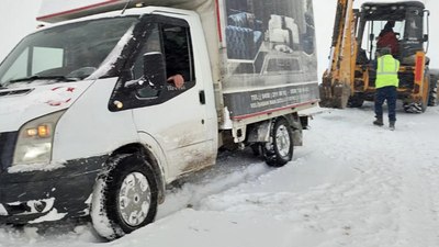 Bayburt'ta kar yağışı: Mahsur kalan kamyonet ekiplerce kurtarıldı