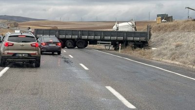 Yozgat'ta kontrolden çıkan tır trafiği durdu