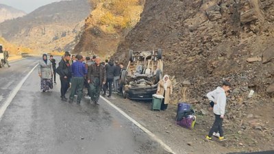 Hakkari'de minibüs takla attı: 11 yaralı