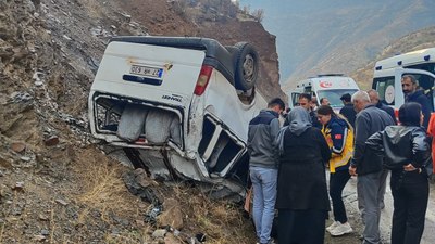 Hakkari'de minibüs takla attı