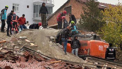 Malatya'da hasarlı binanın yıkımında 1 işçi göçük altında kaldı