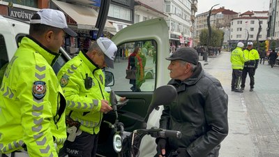 Bolu'da girilmesi yasak olan caddeye giren sürücülere polis engeli